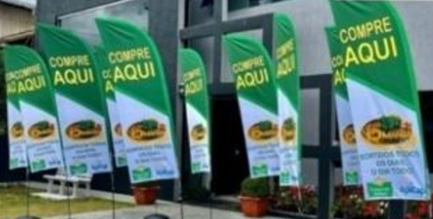Wind flags Compre Aqui em frente a uma loja